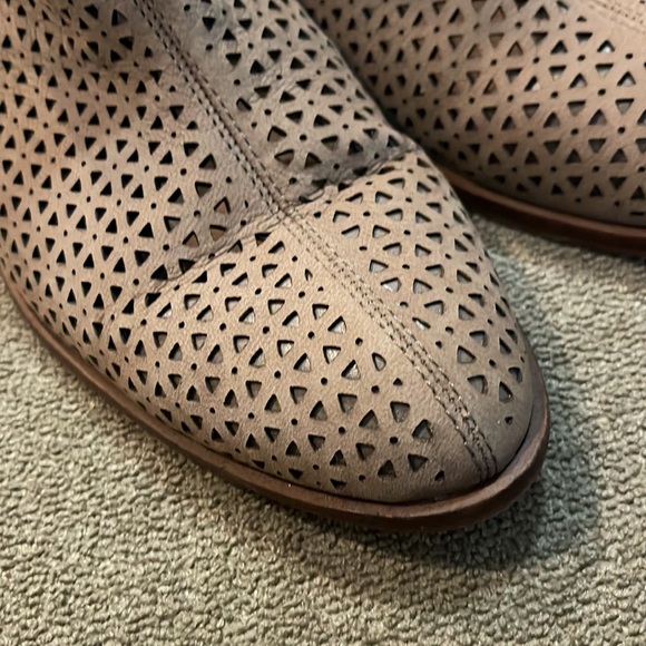 Vince Camuto Mesh Booties Size 7.5 Tan Brown Shoes - Picture 2 of 10